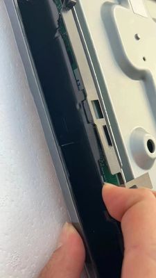 لوحة تلفزيون LCD 43 بوصة مع 3840 * 2160 بكسل دقة UHD 1.07B اللون و 51 دبوس